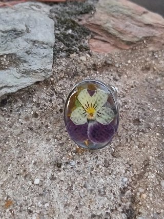 Anillo resina flor pensamiento morado y amarillo