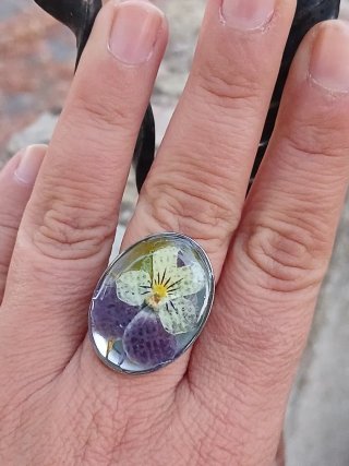 Anillo resina flor pensamiento morado y amarillo