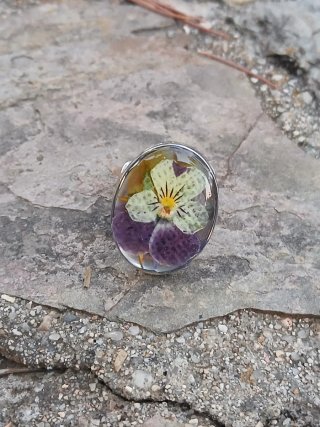 Anillo resina flor pensamiento morado y amarillo