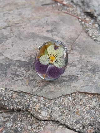 Anillo resina flor pensamiento morado y amarillo