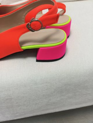 Zapatos destalonados naranja y rosa
