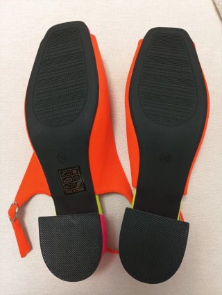 Zapatos destalonados naranja y rosa