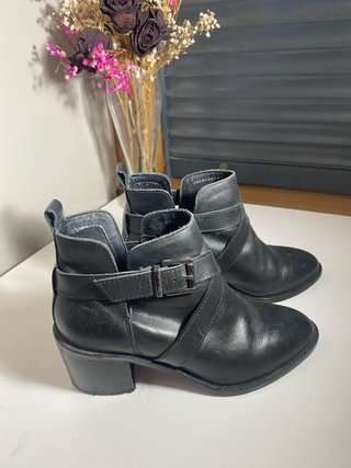 Botas negras con hebilla