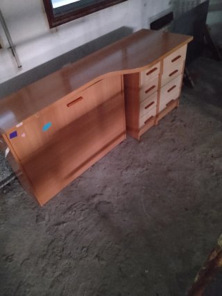 Escritorio madera y plástico