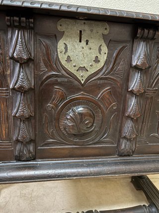Arca antigua de madera tallada