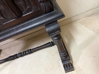 Arca antigua de madera tallada