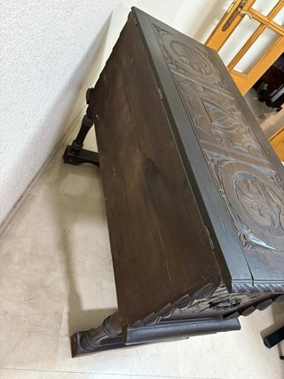 Arca antigua de madera tallada