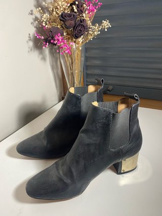 Botas Chelsea negras con tacón dorado