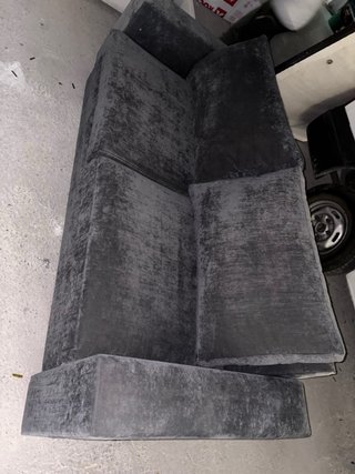 Sofá gris de tela