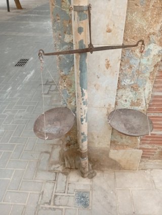 Bilancia antica in metallo