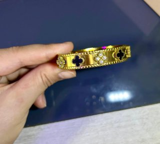 Pulsera Ancha Van Cleef Negra y Dorada