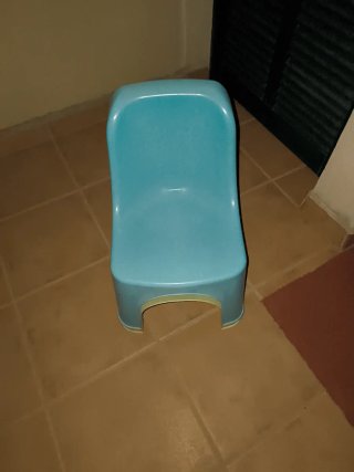 Silla infantil de plástico azul