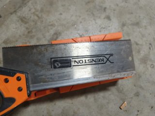 Serrucho y caja inglete naranja