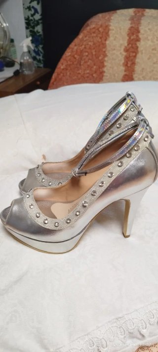Zapatos plateados con pedrería