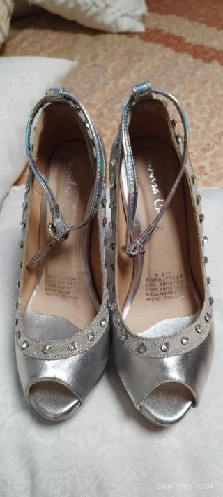 Zapatos plateados con pedrería