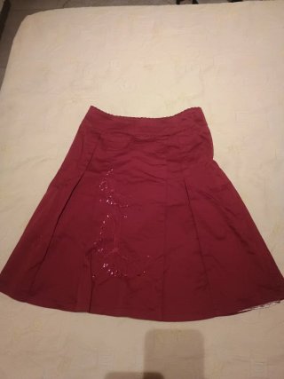 Falda roja vestir con lentejuelas. Marca: Van Dos