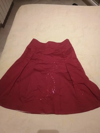 Falda roja vestir con lentejuelas. Marca: Van Dos