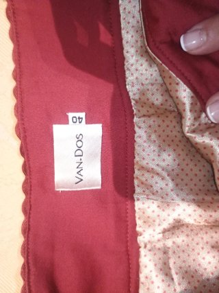Falda roja vestir con lentejuelas. Marca: Van Dos