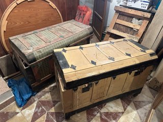 Baúl antiguo de madera y metal