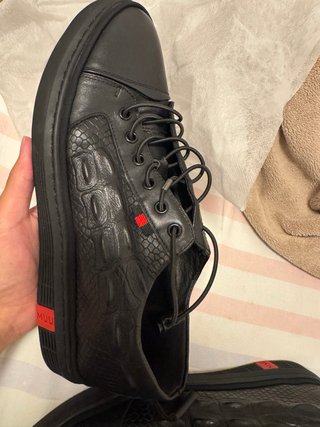 Scarpe in pelle nera con texture