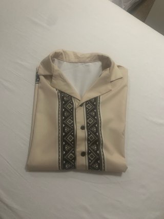 Camisa beige con estampado tribal