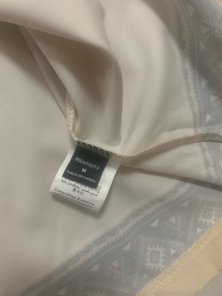 Camisa beige con estampado tribal
