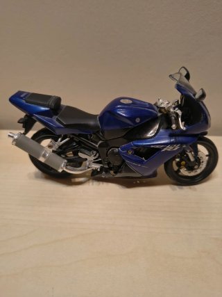 Modellino Yamaha R1 Blu