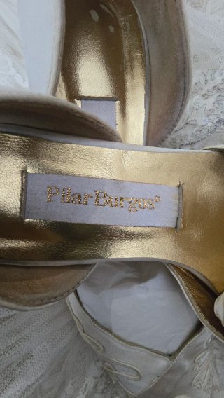 Zapatos de fiesta Pilar Burgos beige y oro