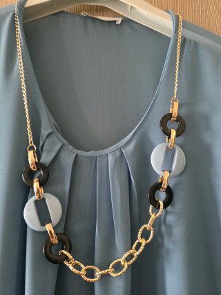 Maglia celeste velata con collana
