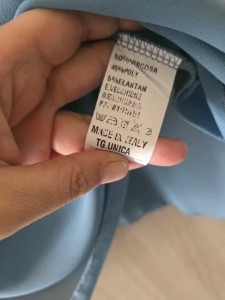 Maglia celeste velata con collana