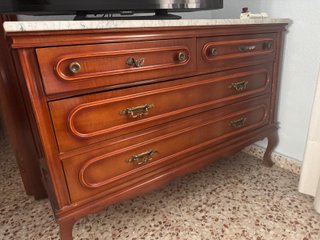 Cómoda de madera con tapa de mármol