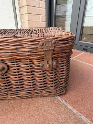 Maleta mimbre vintage para decoración