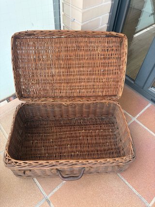 Maleta mimbre vintage para decoración