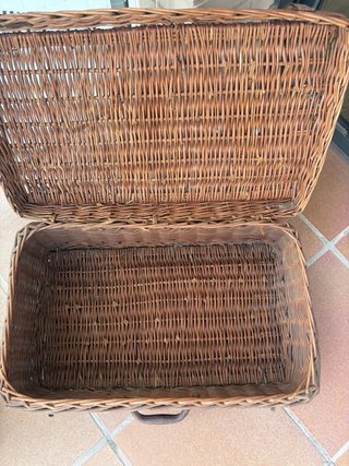 Maleta mimbre vintage para decoración