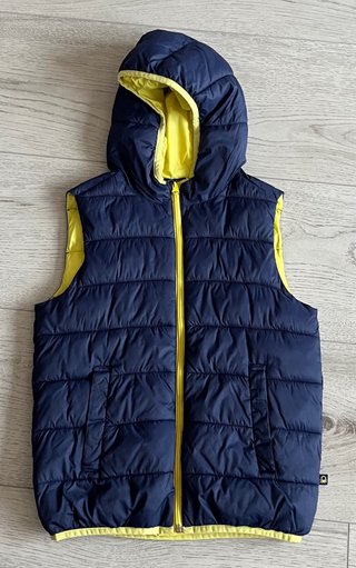 Lote 4 prendas: 2 abrigos, chaleco, sudadera