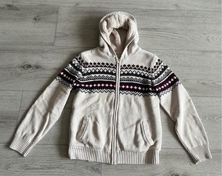 Lote 4 prendas: 2 abrigos, chaleco, sudadera