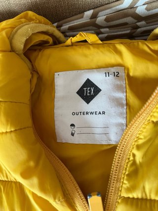 Lote 4 prendas: 2 abrigos, chaleco, sudadera