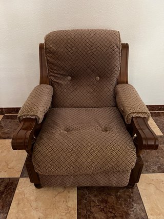 Dos sillones de madera y tela