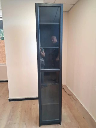 Vitrina alta negra con puertas de cristal