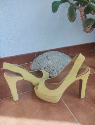 Tacones amarillos de plataforma