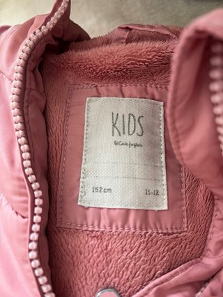 Chaqueta acolchada rosa con capucha