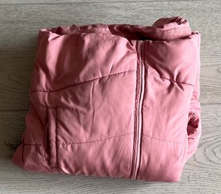 Chaqueta acolchada rosa con capucha