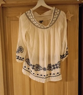 Blusa cuello ancho bordada