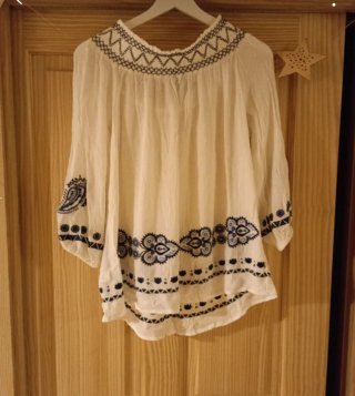 Blusa cuello ancho bordada