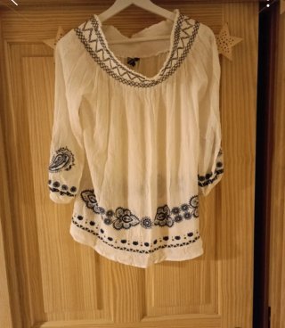 Blusa cuello ancho bordada