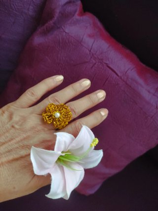 Lote pendientes y anillo Flor Dorada Hechos a Mano