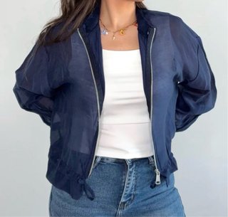 Chaqueta estilo bomber de gasa azul con etiqueta