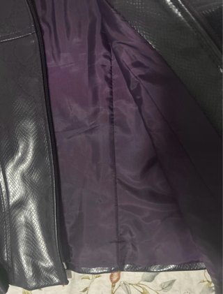 Chaqueta efecto piel morada