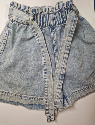 Shorts vaqueros azul claro con cinturón
