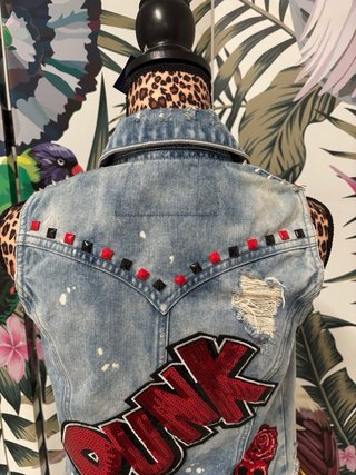 Chaleco vaquero punk desgastado